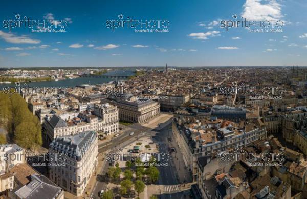 GIRONDE (33) BORDEAUX, CONFINEMENT COVID-19, CORONAVIRUS, LE TRIANGLE D'OR, PLACE DE LA COMEDIE, OPERA NATIONAL DE BORDEAUX, GRAND THEATRE, DESERTEE PAR LES CLIENTS, VUE AERIENNE  // FRANCE, GIRONDE (33) BORDEAUX, QUARTIER LA BASTIDE, ZONE CLASSIFIED WORLD HERITAGE OF UNESCO, THE GOLDEN TRIANGLE, PLACE DE LA COMEDIE, OPERA NATIONAL DE BORDEAUX, GRAND THEATER, CUSTOMER SERVICE EMPTY, AERIAL VIEW (200925JBNadeau_00085.jpg)