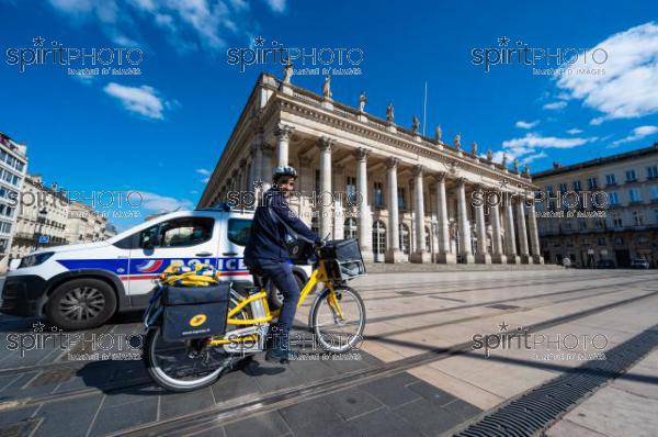 GIRONDE (33) BORDEAUX, CONFINEMENT COVID-19, CORONAVIRUS, SERVICES PUBLIC, POLICIERS EN VOITURE ET FACTEUR EN VELO DEVANT LE GRAND THEATRE, TRIANGLE D'OR, PLACE DE LA COMMEDIE  // FRANCE, GIRONDE (33) BORDEAUX, PUBLIC SERVICES, POLICE CARS AND FACTOR BY BIKE IN FRONT OF THE GRAND THEATER, GOLDEN TRIANGLE, PLACE DE LA COMMEDIE (200925JBNadeau_00260.jpg)