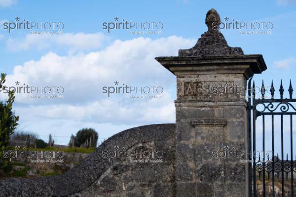 GIRONDE (33), SAINT-EMILION, PILIER DU PORTAIL DU CHATEAU AUSONE, 1 ER GRAND CRU CLASSE A , AOC SAINT EMILION, VIGNOBLE DE BORDEAUX // FRANCE, GIRONDE (33), SAINT-EMILION, PILLAR OF THE PORTAL OF CHATEAU AUSONE, 1 ER GRAND CRU CLASSE A, AOC SAINT EMILION, BORDEAUX VINEYARD (210318JBNadeau_025.jpg)