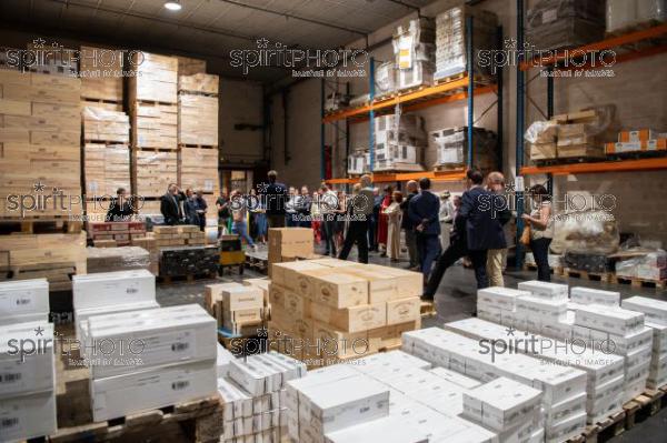 FRANCE, GIRONDE, BORDEAUX, SOIREE DANS LES LOCAUX DE LA SOCIETE MILLESIMA LORS DU SYMPOSIUM ACT FOR CHANGE ORGANISE PAR VINEXPO LE 20 JUIN 2022, VISITE DES CHAIS DE STOCKAGE DES CAISSES DE VIN (220622JBNadeau_009.jpg)