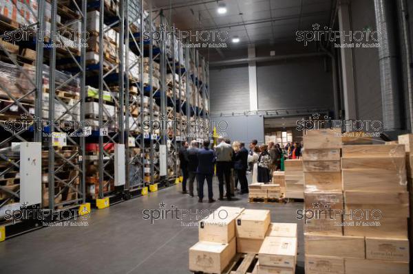 FRANCE, GIRONDE, BORDEAUX, SOIREE DANS LES LOCAUX DE LA SOCIETE MILLESIMA LORS DU SYMPOSIUM ACT FOR CHANGE ORGANISE PAR VINEXPO LE 20 JUIN 2022, VISITE DES CHAIS DE STOCKAGE DES CAISSES DE VIN (220622JBNadeau_010.jpg)