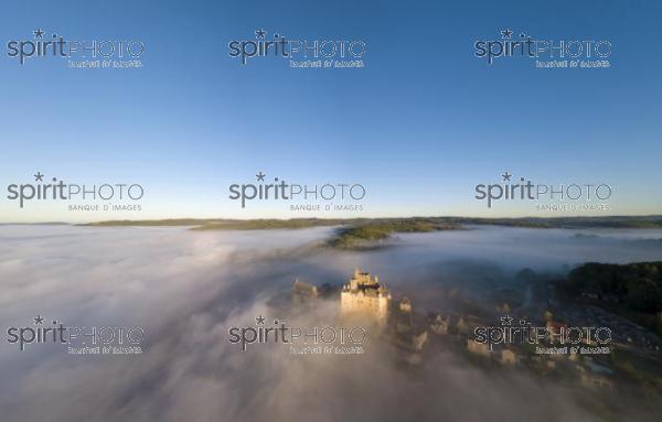 Chateau Beynac in fog in the early morning Perigord Noir Dordogne France (BWP_00530.jpg)