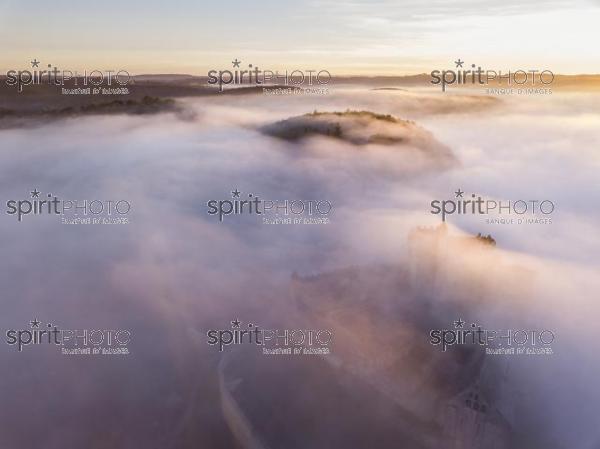 Chateau Beynac in fog in the early morning Perigord Noir Dordogne France (BWP_00542.jpg)