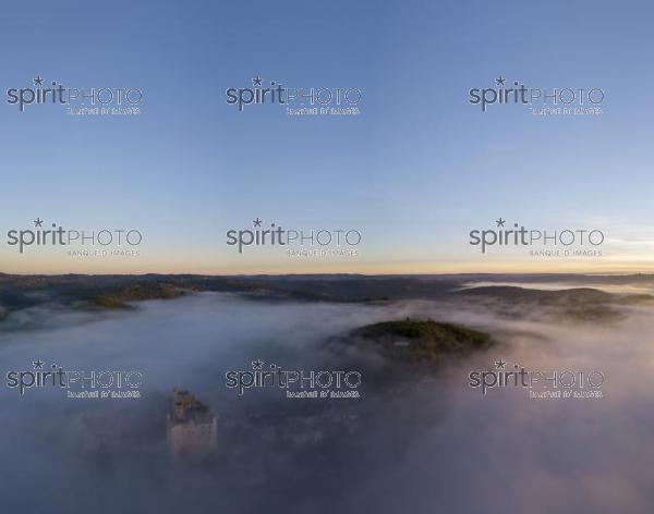 Chateau Beynac in fog in the early morning Perigord Noir Dordogne France (BWP_00544.jpg)