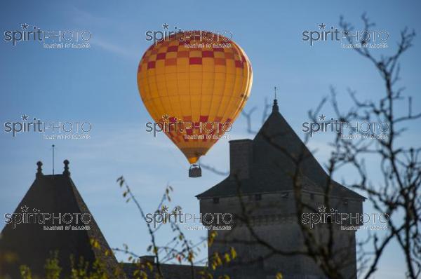 Hot air balloon in the sky of Castelnaud in Dordogne (BWP_00564.jpg)