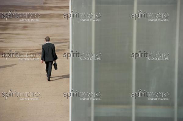 Businessman marchant sur les Quais de Bordeaux (JBNADEAU_01439.jpg)