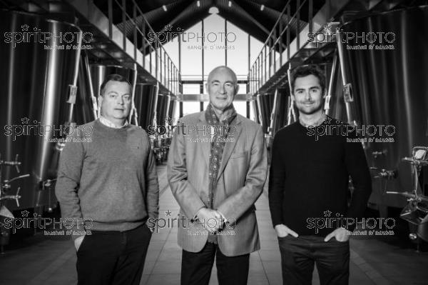 FRANCE, GIRONDE, MARTILLAC, PATRICK JESTIN (PDG DE DOURTHE), VALENTIN JESTIN (DIRECTEUR MARKETING ET COMMERCIAL), ET FRÉDÉRIC BONNAFFOUS (DIRECTEUR DES DOMAINES DOURTHE), CHATEAU LA GARDE, VIGNOBLE DOURTHE, AOC PESSAC_LEOGNAN, VIGNOBLE BORDELAIS (JBN_0169-2.jpg)