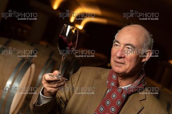 FRANCE, GIRONDE, MARTILLAC, PATRICK JESTIN (PDG DE DOURTHE), VALENTIN JESTIN (DIRECTEUR MARKETING ET COMMERCIAL), ET FRÉDÉRIC BONNAFFOUS (DIRECTEUR DES DOMAINES DOURTHE), CHATEAU LA GARDE, VIGNOBLE DOURTHE, AOC PESSAC_LEOGNAN, VIGNOBLE BORDELAIS (JBN_0226.jpg)