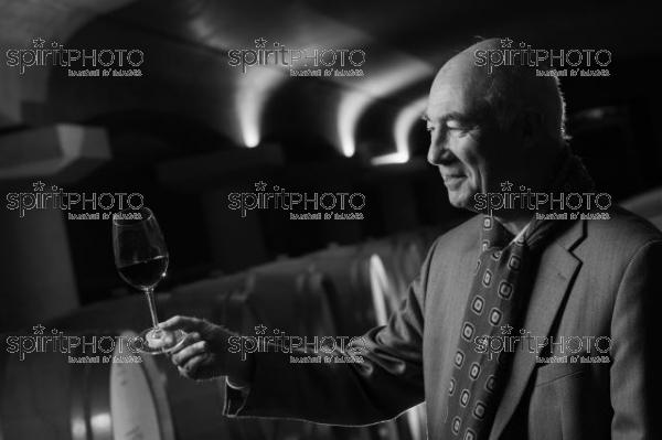 FRANCE, GIRONDE, MARTILLAC, PATRICK JESTIN (PDG DE DOURTHE), VALENTIN JESTIN (DIRECTEUR MARKETING ET COMMERCIAL), ET FRÉDÉRIC BONNAFFOUS (DIRECTEUR DES DOMAINES DOURTHE), CHATEAU LA GARDE, VIGNOBLE DOURTHE, AOC PESSAC_LEOGNAN, VIGNOBLE BORDELAIS (JBN_0239.jpg)