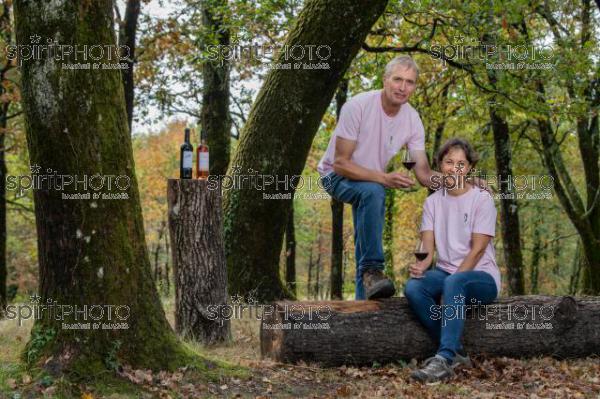 GIRONDE (33) LAPOUYADE, DELPHINE ET BENOIT VINET, DOMAINE EMILE GRELIER, AGRICULTURE BIOLOGIQUE, VIGNOBLE BORDELAIS  // FRANCE, GIRONDE (33) LAPOUYADE, DELPHINE ET BENOIT VINET, DOMAINE EMILE GRELIER, ORGANIC AGRICULTURE, BORDEAUX VINEYARD (JBN_0319.jpg)