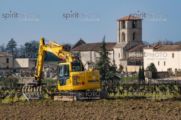 GIRONDE (33), SAINT-EMILION, CHANTIER DE TERRASSEMENT ET DE PREPARATION DE SOL AVANT LA PLANTATION DE LA VIGNE, CHATEAU CANON, VIGNOBLE DU BORDELAIS // FRANCE, GIRONDE (33), SAINT-EMILION, EARTHWORKING AND SOIL PREPARATION SITE BEFORE VINE PLANTING, CHATEAU CANON, BORDEAUX VINEYARD (JBN_0932.jpg)