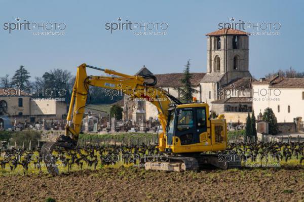 GIRONDE (33), SAINT-EMILION, CHANTIER DE TERRASSEMENT ET DE PREPARATION DE SOL AVANT LA PLANTATION DE LA VIGNE, CHATEAU CANON, VIGNOBLE DU BORDELAIS // FRANCE, GIRONDE (33), SAINT-EMILION, EARTHWORKING AND SOIL PREPARATION SITE BEFORE VINE PLANTING, CHATEAU CANON, BORDEAUX VINEYARD (JBN_0942.jpg)