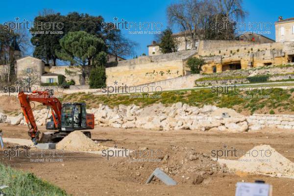 GIRONDE (33), SAINT-EMILION, CHANTIER DE TERRASSEMENT ET DE PREPARATION DE SOL AVANT LA PLANTATION DE LA VIGNE, NEGOCE BORDELAIS JEAN-PIERRE MOUEIX, CLOS LA MADELEINE, CRU CLASSE DE SAINT-EMILION, VIGNOBLE DU BORDELAIS // FRANCE, GIRONDE (33), SAINT-EMILION, EARTHWORKING AND SOIL PREPARATION SITE BEFORE VINE PLANTING, NEGOCE BORDELAIS JEAN-PIERRE MOUEIX, CLOS LA MADELEINE, CRU CLASSE DE SAINT-EMILION,, BORDEAUX VINEYARD (JBN_0955.jpg)