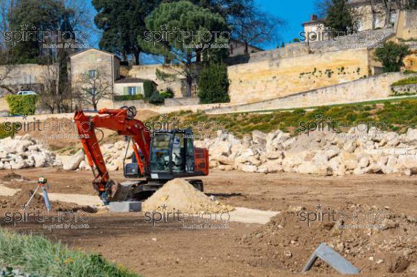 GIRONDE (33), SAINT-EMILION, CHANTIER DE TERRASSEMENT ET DE PREPARATION DE SOL AVANT LA PLANTATION DE LA VIGNE, NEGOCE BORDELAIS JEAN-PIERRE MOUEIX, CLOS LA MADELEINE, CRU CLASSE DE SAINT-EMILION, VIGNOBLE DU BORDELAIS // FRANCE, GIRONDE (33), SAINT-EMILION, EARTHWORKING AND SOIL PREPARATION SITE BEFORE VINE PLANTING, NEGOCE BORDELAIS JEAN-PIERRE MOUEIX, CLOS LA MADELEINE, CRU CLASSE DE SAINT-EMILION,, BORDEAUX VINEYARD (JBN_0957.jpg)